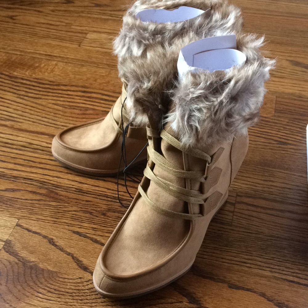 Tan brown camel color lace up fur wedge boots.